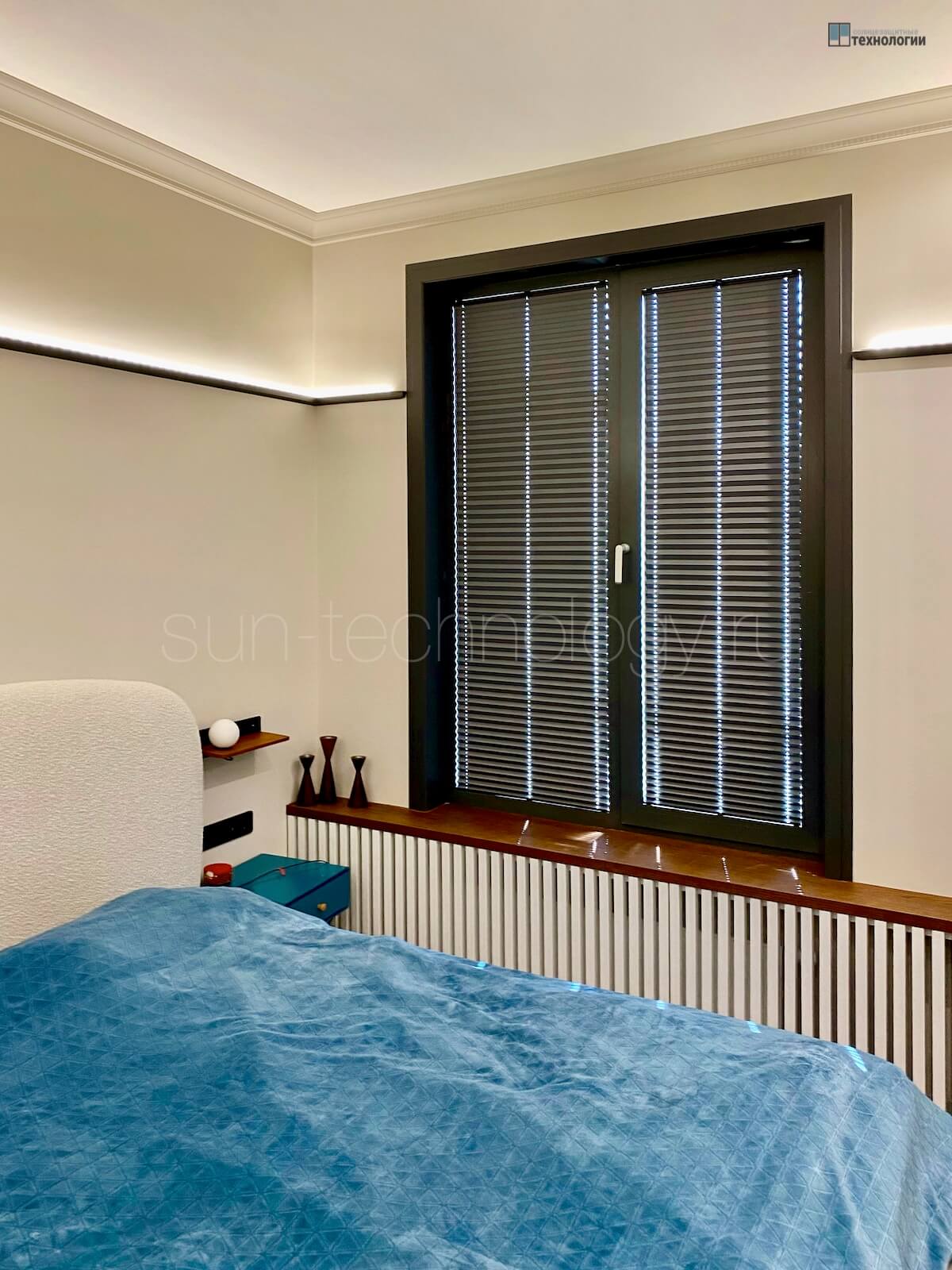 Шторы плиссе с тканью Блэкаут в спальне в ЖК " Shome", черная комплектация
