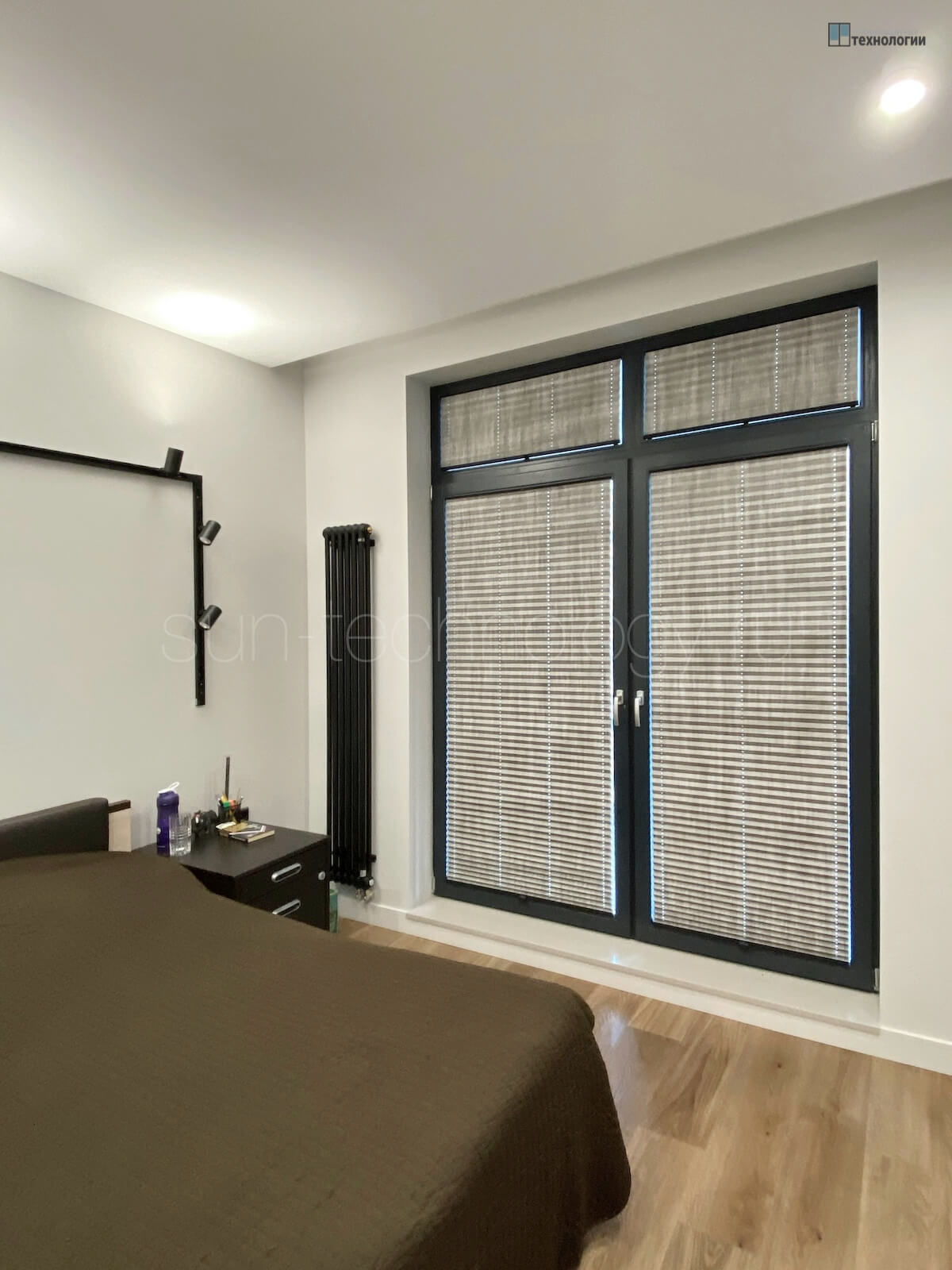 Шторы плиссе с тканью Блэкаут в спальне, темно-серые окна в ЖК "Мэйнстрит", черная комплектация