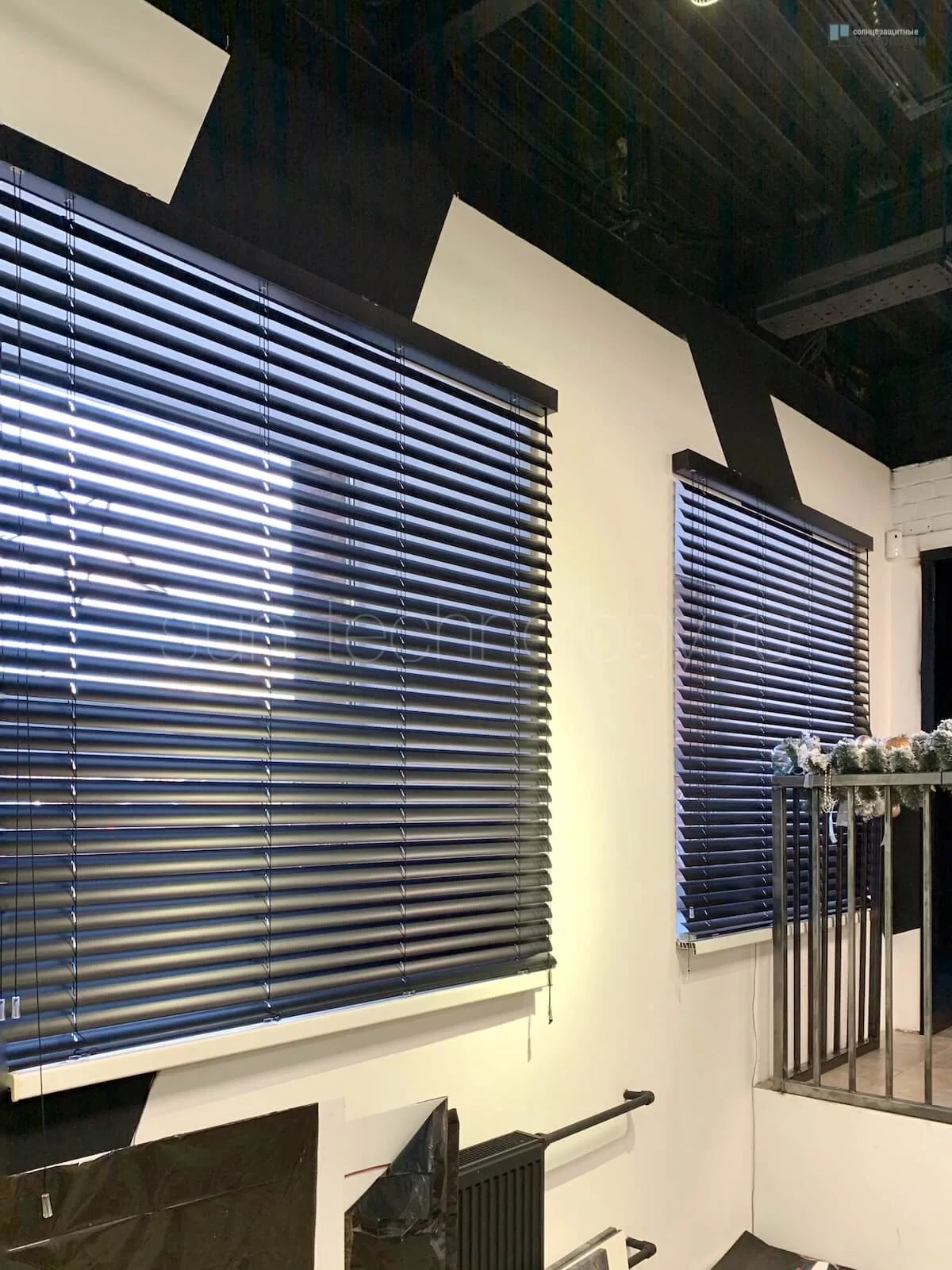 Горизонтальные жалюзи алюминиевые 50 мм. черного цвета в офисе