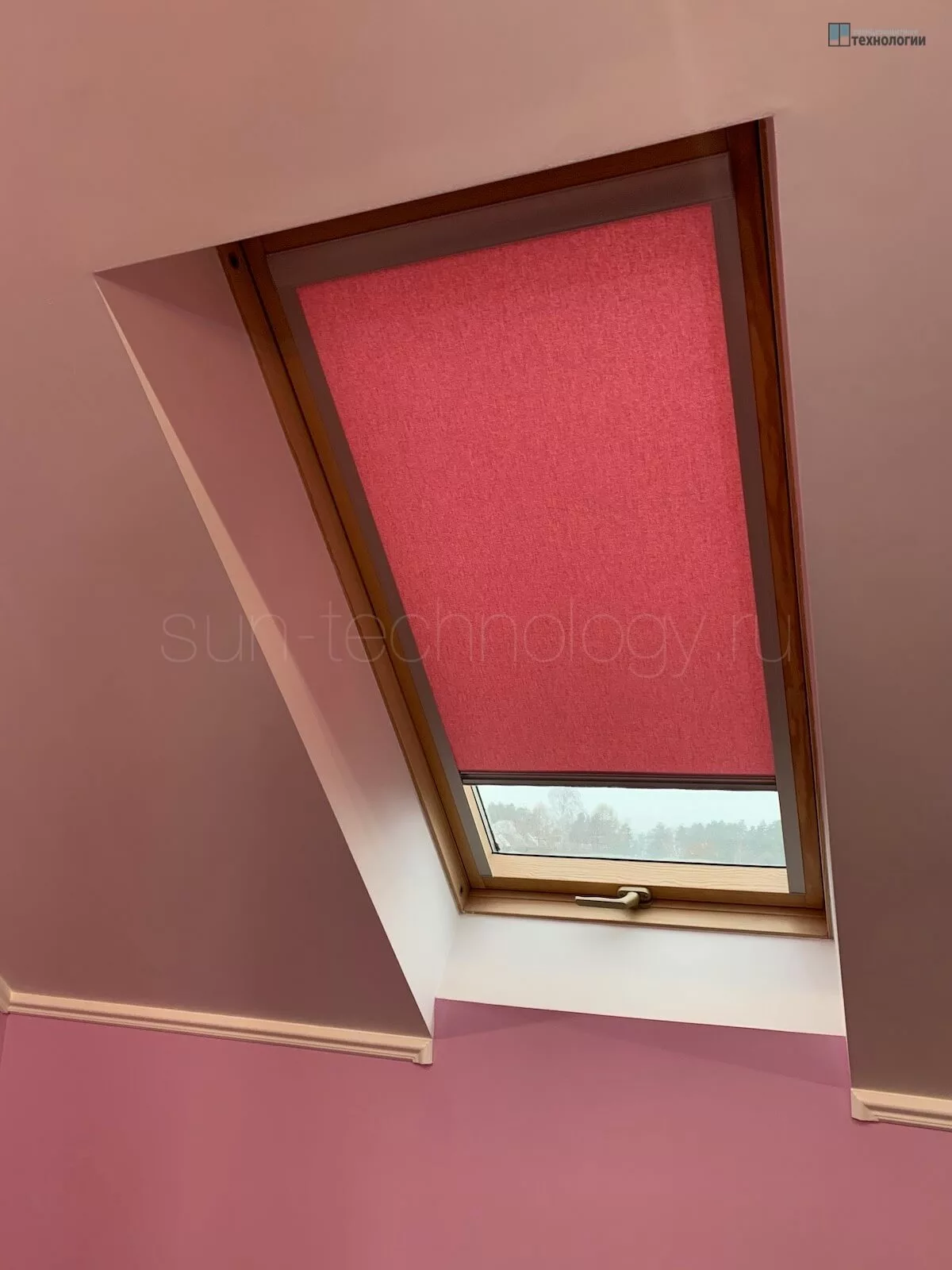 Рулонные шторы для мансардных окон красного цвета
