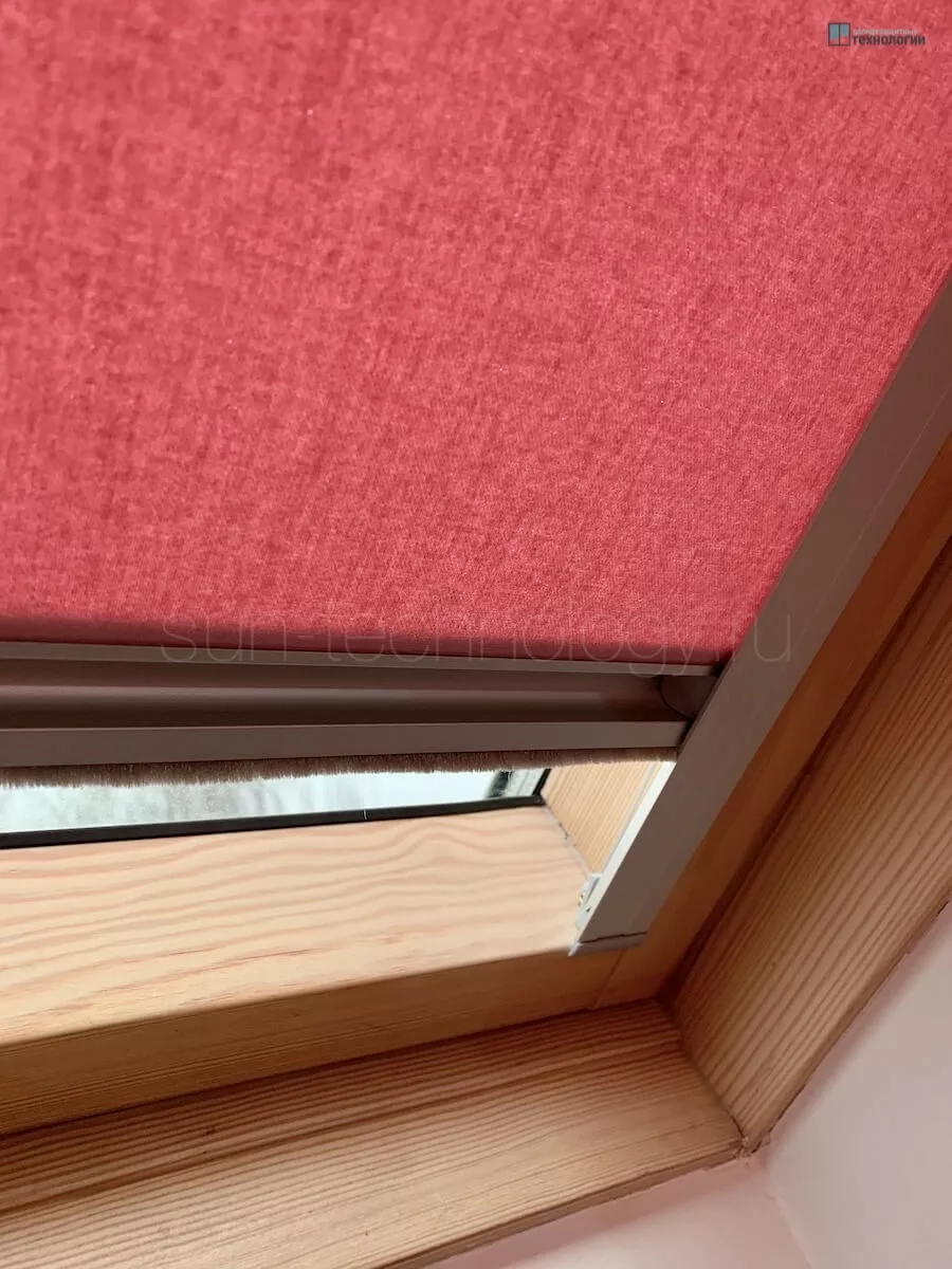 Рулонные шторы для мансардных окон красного цвета