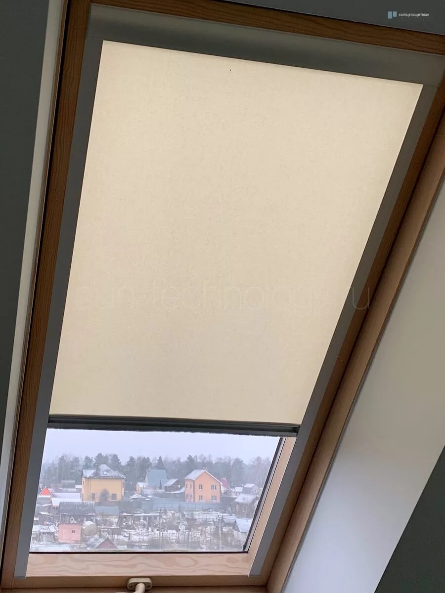 Рулонные шторы для мансардных окон в ванной комнате